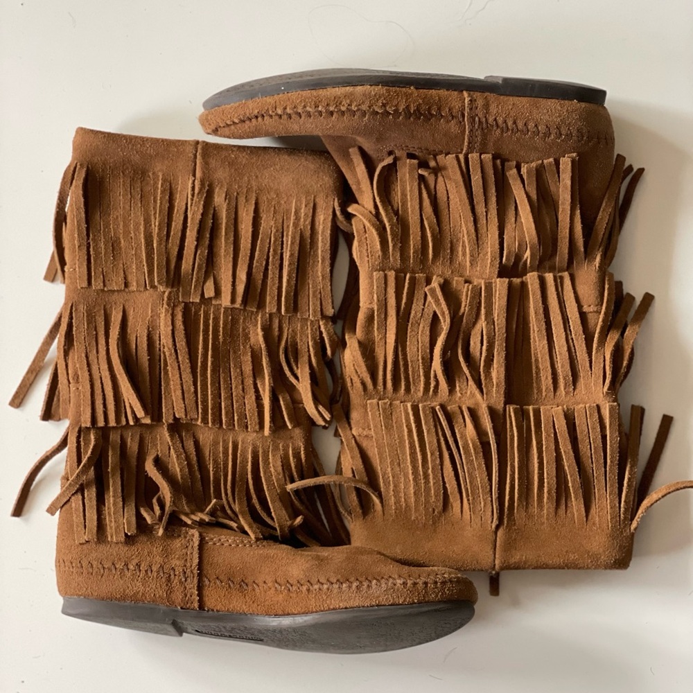 Minnetonka Women’s 3-Layer Fringe Boot Size 7